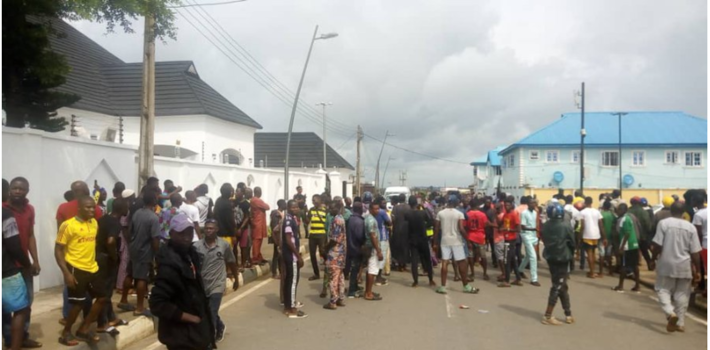 Epe residents in front of Ambode&#039;s house