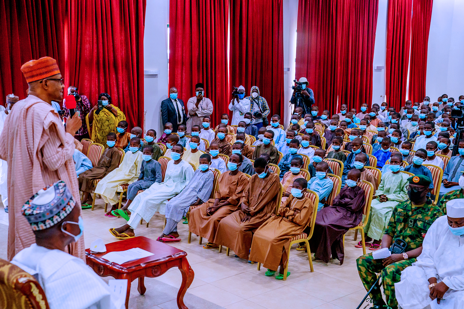 President Muhammadu Buhari with released Kankara school boys