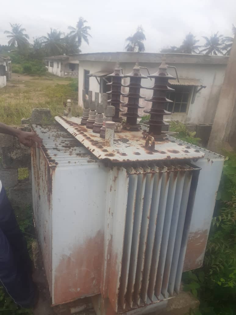 This transformer, a constituency project of Mrs Rafeeqaut Onabamiro, has been rusting away since 2012.