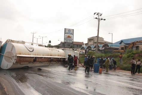 Photos: Petrol Tanker Spills Fuel On Lagos-Ibadan Expressway 4