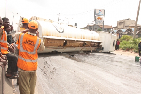Photos: Petrol Tanker Spills Fuel On Lagos-Ibadan Expressway 2