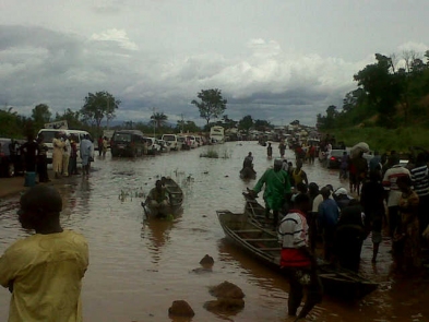 River Niger Over flows its banks, Cuts off Abuja-Lokoja Road (PHOTOS) 5