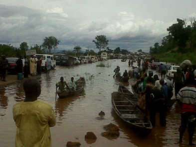 River Niger Over flows its banks, Cuts off Abuja-Lokoja Road (PHOTOS) 4