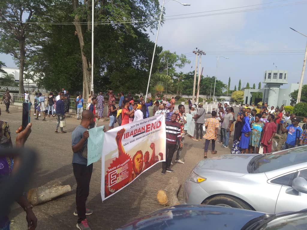 [GIST] UI Students Join Nationwide Protest Over Prolonged Lecturers, ASUU’s Strike, Block Ibadan Roads