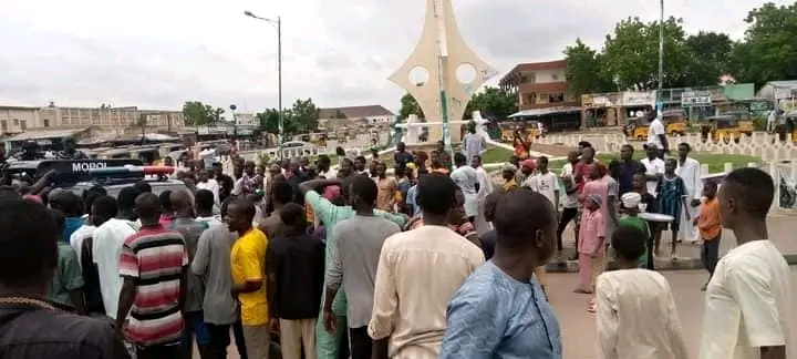 [GIST] Commuters Stranded As Commercial Tricycle Riders Protest Extortion, Multiple Taxation In Adamawa