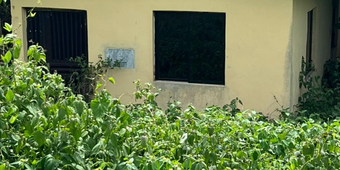 PHOTONEWS: Scams Of Former Ekiti State Governor, Kayode Fayemi, Exposed As Bush Take Over Abandoned 'Fayemi Health Centre'