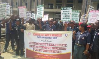 Nigerian University, UNIZIK Lecturers Block Enugu-Onitsha Highway In Anambra In Protest Of Half Salaries