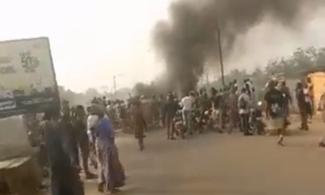 BREAKING: Protest Rocks Oyo State Over Naira, Fuel Scarcity As Residents Mount Roadblocks, Bonfires