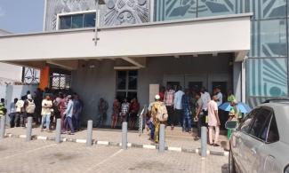 Naira Notes Crisis: Nigerians Block Bank Entrance In Oyo State For Closing Before Usual Time