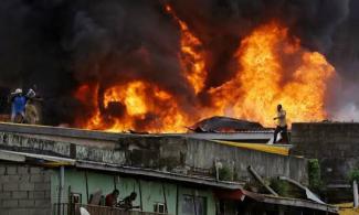BREAKING: Fire Guts Popular Market In Lagos, Destroys Millions Of Goods